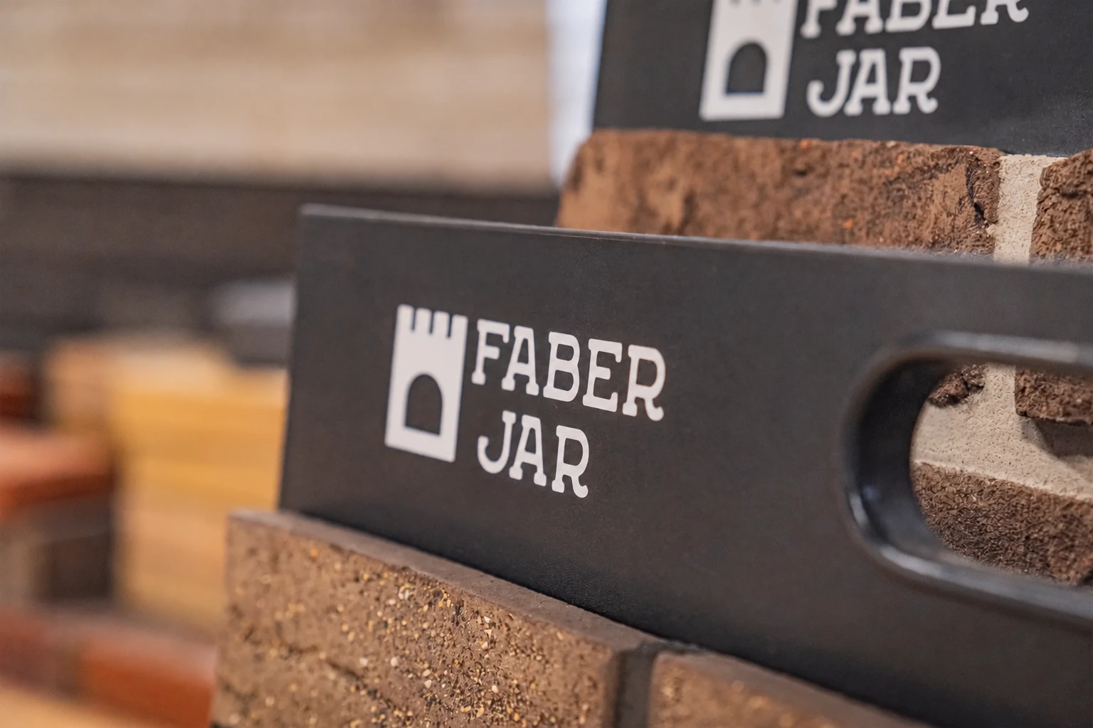 Образцы кирпича Faber Jar на фирменных стендах в шоу-руме